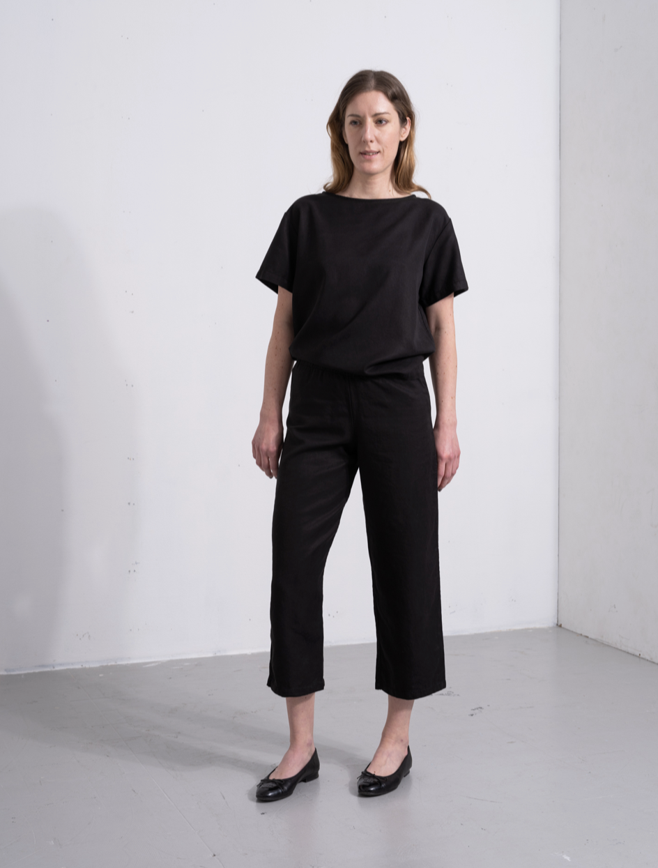 Sustainable shortsleeved Tencel top black.