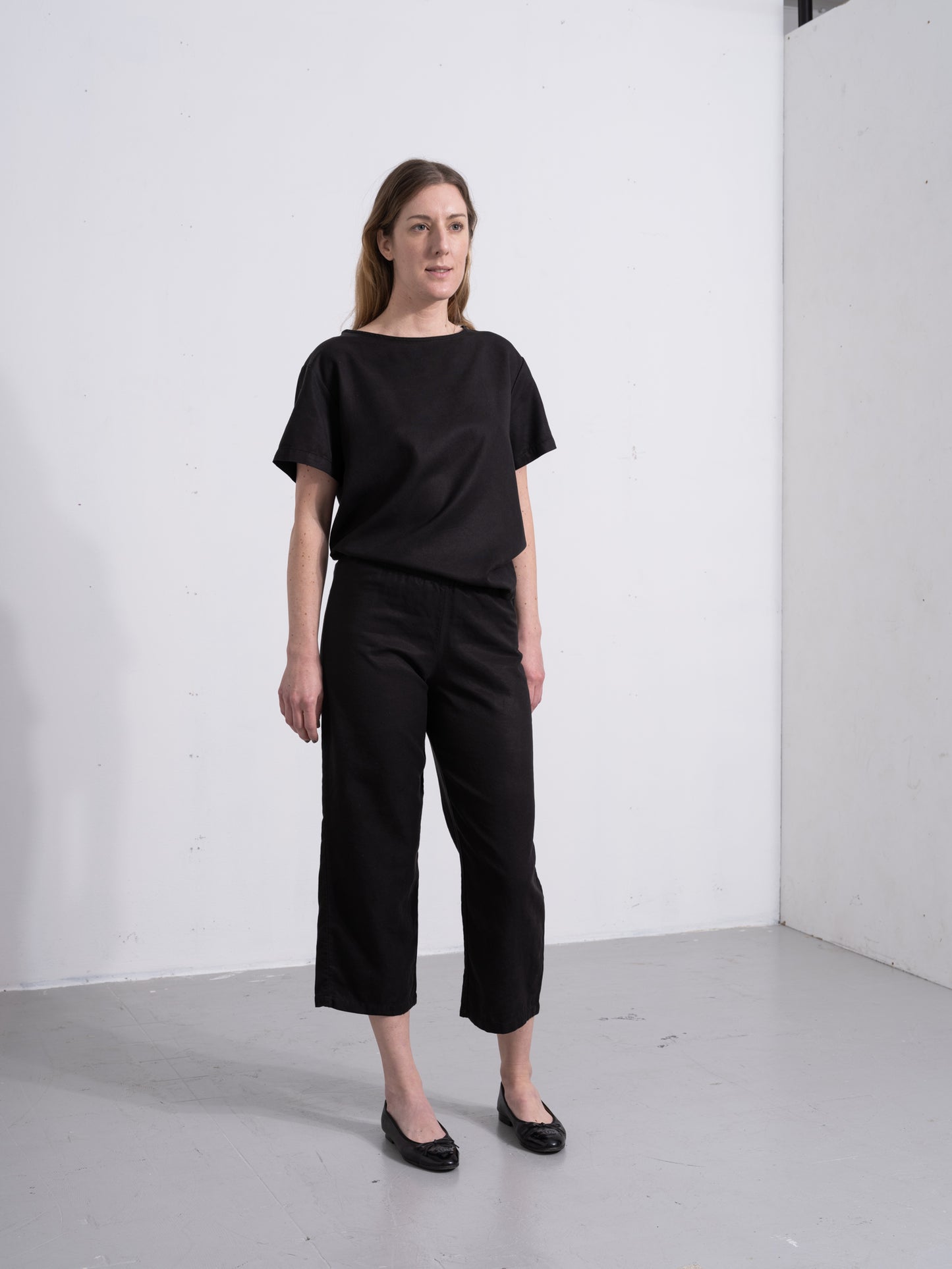 Sustainable shortsleeved Tencel top black.