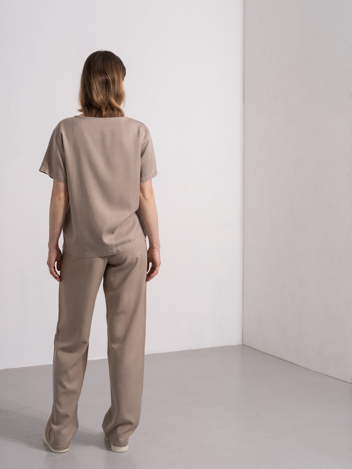 Sustainable shortsleeved Tencel top greige.