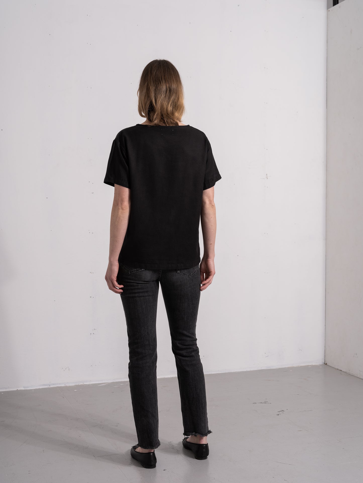 Sustainable shortsleeved Tencel top black.